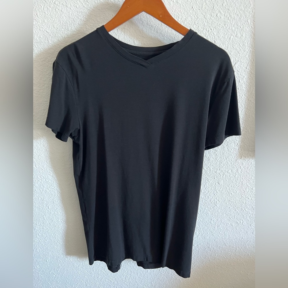 Alphalete V-Neck Tee - Medium